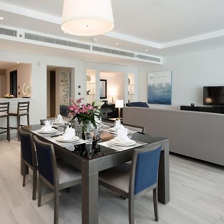 Centara West Bay Hotel & Residences דוחה מראה חיצוני תמונה A living room at the Ritz-Carlton, DIFC